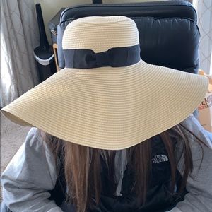Floppy beach hat with bow
